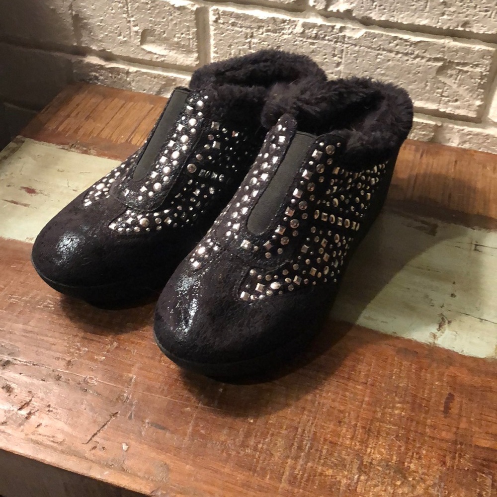 Black faux fur metal studded wedges 🖤✨